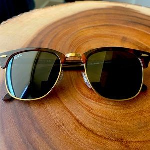 The Classic Ray-Ban Clubmaster. 😎 Only worn once!